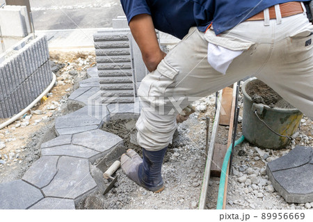 新築一戸建て住宅の外構工事でアプローチ部分を工事しているところ 89956669