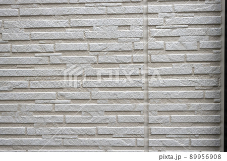 新築一戸建て住宅の工事現場（外壁とサイディング） 89956908