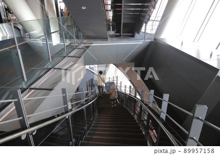 東京スカイツリー天望デッキ内部、フロア345からフロア340に降りる階段部 89957158