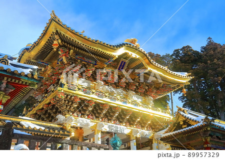 【栃木県】晴天下の陽明門（日光東照宮） 89957329