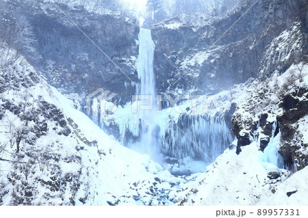 【栃木県】厳寒の華厳の滝（氷結） 89957331