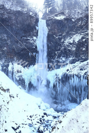【栃木県】厳寒の華厳の滝（氷結） 89957342