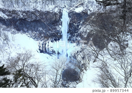 【栃木県】厳寒の華厳の滝（氷結） 89957344