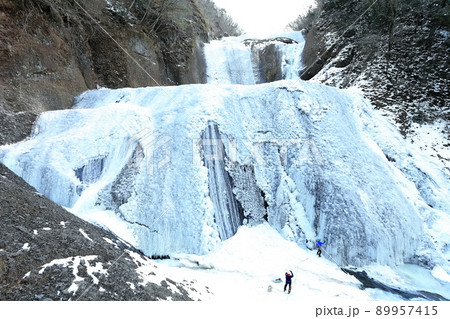 【茨城県】袋田の氷瀑とアイスクライマー 89957415
