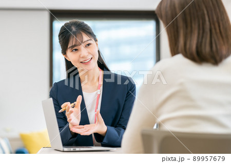 ミドルの女性に営業する若いビジネスウーマン 89957679