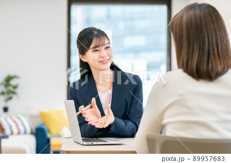 ミドルの女性に営業する若いビジネスウーマン 89957683