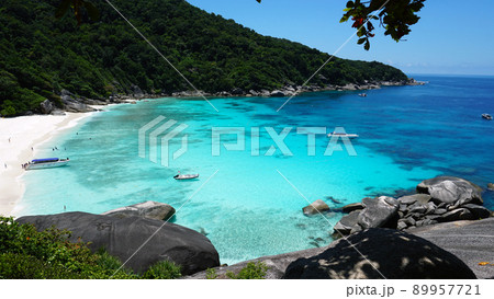 Turquoise water in the bay. View of the island. 89957721