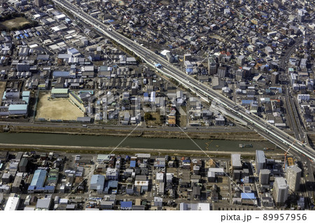 近畿道名古屋亀山線の平田インターチェンジ付近を空撮 近畿道名古屋亀山線の平田インターチェンジ付近を空撮 89957956