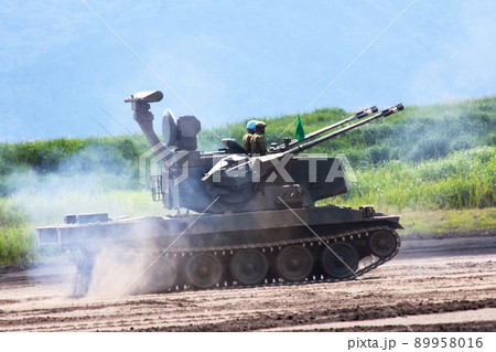 移動する陸上自衛隊の87式自走高射機関砲 89958016