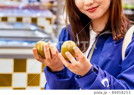 スーパーで果物を買う主婦のイメージカット 89958253