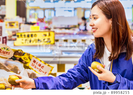 スーパーで果物を買う主婦 スーパーで果物を買う主婦 89958255