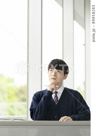 勉強する男子高校生 89958265