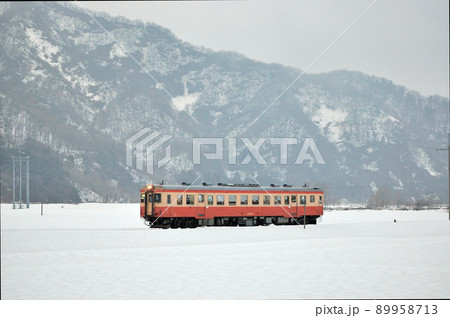 雪原を行く大糸線の国鉄型気動車キハ52 115です。 89958713