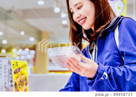 スーパーでシラスを買う主婦 89958715