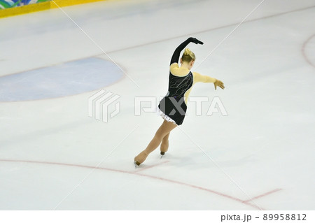 Girl figure skating 89958812