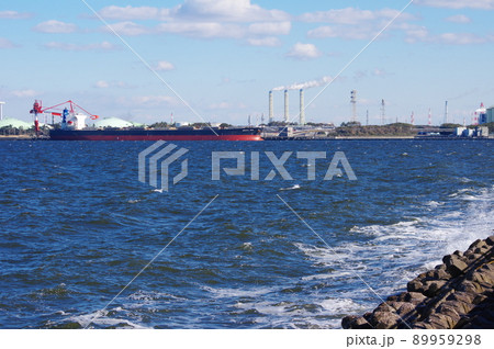 工業地帯に停泊中のばら積み貨物船 89959298