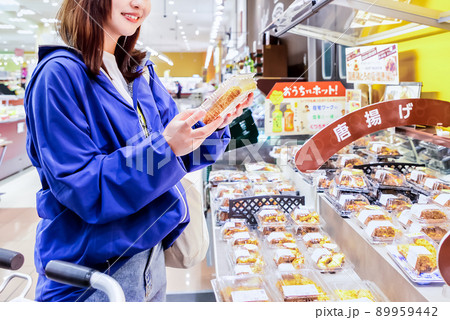 スーパーで唐揚げを買う主婦のイメージカット スーパーで唐揚げを買う主婦のイメージカット 89959442