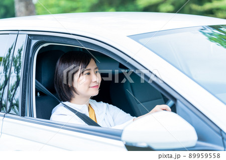 車を運転する女性 89959558