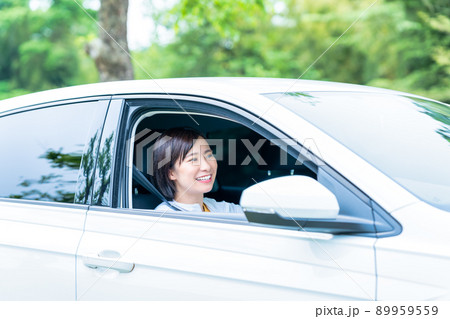 車を運転する女性 車を運転する女性 89959559