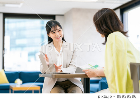 ミドルの女性に説明する若いビジネスウーマン　 89959586