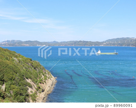 瀬戸内海を航行する船と鳴門の大毛島 瀬戸内海を航行する船と鳴門の大毛島 89960091