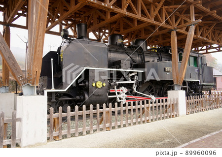 旧国鉄矢部線 黒木駅跡に保存されているC11形蒸気機関車（福岡県八女市） 89960096