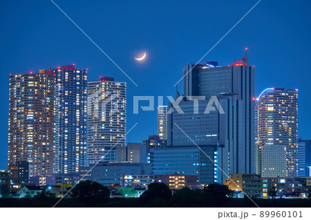 夜景 神奈川県川崎市中原区の高層ビル群と三日月(WB寒色系) 夜景 神奈川県川崎市中原区の高層ビル群と三日月(WB寒色系) 89960101