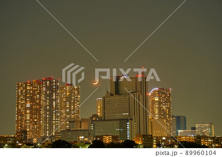 夜景 神奈川県川崎市中原区の高層ビル群と三日月(WB暖色系) 夜景 神奈川県川崎市中原区の高層ビル群と三日月(WB暖色系) 89960104
