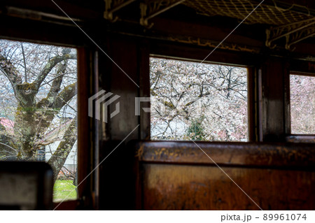車窓からの桜 89961074