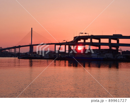 福岡市　荒津大橋の夕焼 89961727