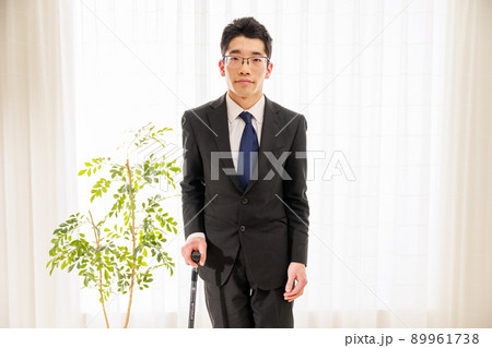 杖を持って立つ日本人男性 杖を持って立つ日本人男性 89961738