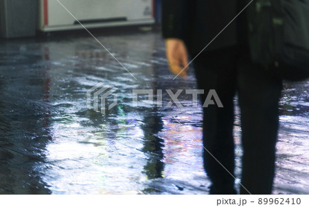 雨の夜　歩くビジネスマン　 89962410