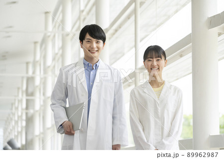 白衣を着た若い男女 学生・研究者イメージ 白衣を着た若い男女 学生・研究者イメージ 89962987