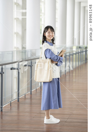カメラ目線で笑顔の若い女性　大学生イメージ　 89963148
