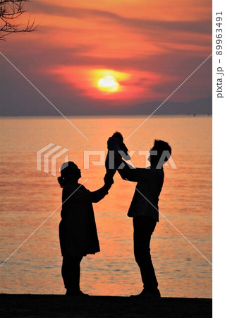 淡路島夕景と仲睦まじい親子 淡路島夕景と仲睦まじい親子 89963491