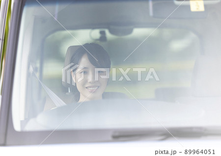 車を運転する若い女性 89964051