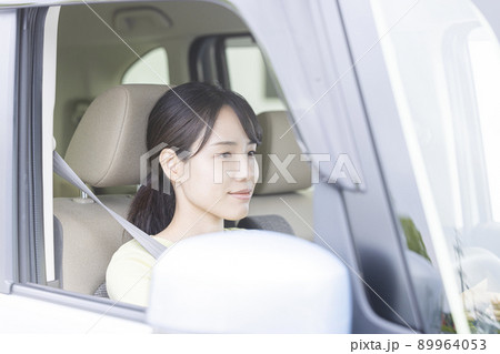 車を運転する若い女性 89964053