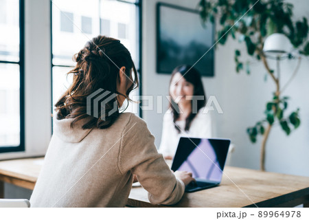 仕事をする女性　コワーキングスペース 89964978