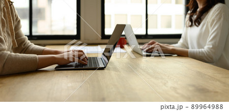 仕事をする女性　コワーキングスペース 89964988