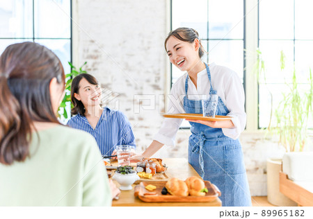 働くウェイトレスさん 働くウェイトレスさん 89965182