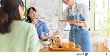 飲食店でアルバイトをする女性 89965201