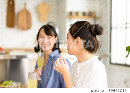 ランチパーティーをする女性たち ランチパーティーをする女性たち 89965215