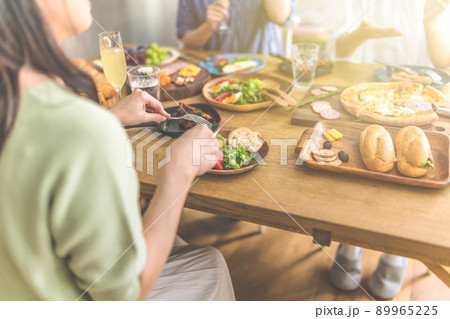 ご馳走を食べる女性たち ご馳走を食べる女性たち 89965225
