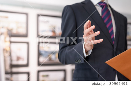 ジャケットスタイルのビジネスマン 89965491