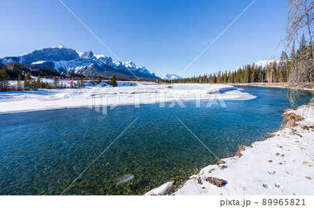 冬のキャンモアの絶景 ボウ川 カナダ カナディアン・ロッキー山脈 アルバータ州 冬のキャンモアの絶景 ボウ川 カナダ カナディアン・ロッキー山脈 アルバータ州 89965821
