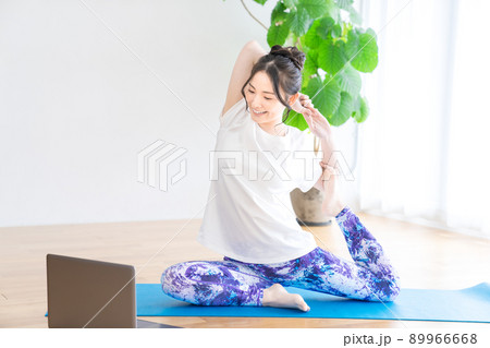 自宅でオンラインヨガをする若い女性 89966668