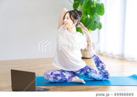 自宅でオンラインヨガをする若い女性 89966669