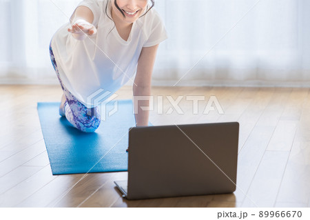 自宅でオンラインヨガをする若い女性 89966670
