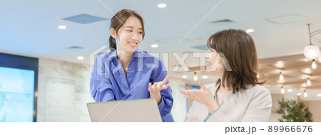 ミーティングをする若い女性 89966676