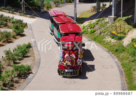 走る赤い電車 89966687